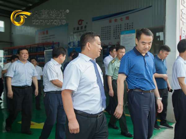 嘉祥縣縣委書記周生宏，視察天蘊(yùn)漆業(yè)公司
