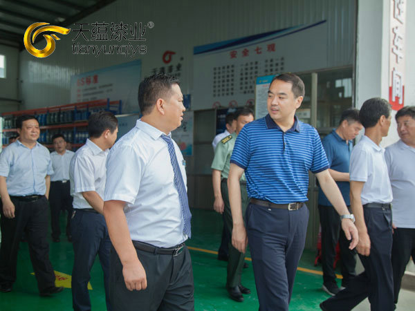 嘉祥縣縣委書記周生宏，視察天蘊(yùn)漆業(yè)公司