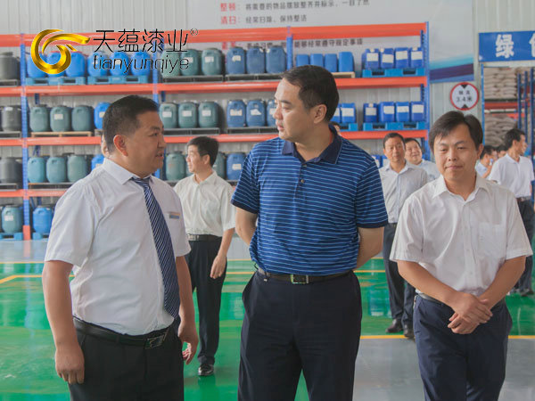 嘉祥縣縣委書記周生宏，視察天蘊(yùn)漆業(yè)公司