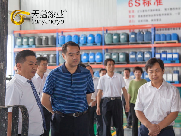 嘉祥縣縣委書記周生宏，視察天蘊(yùn)漆業(yè)公司